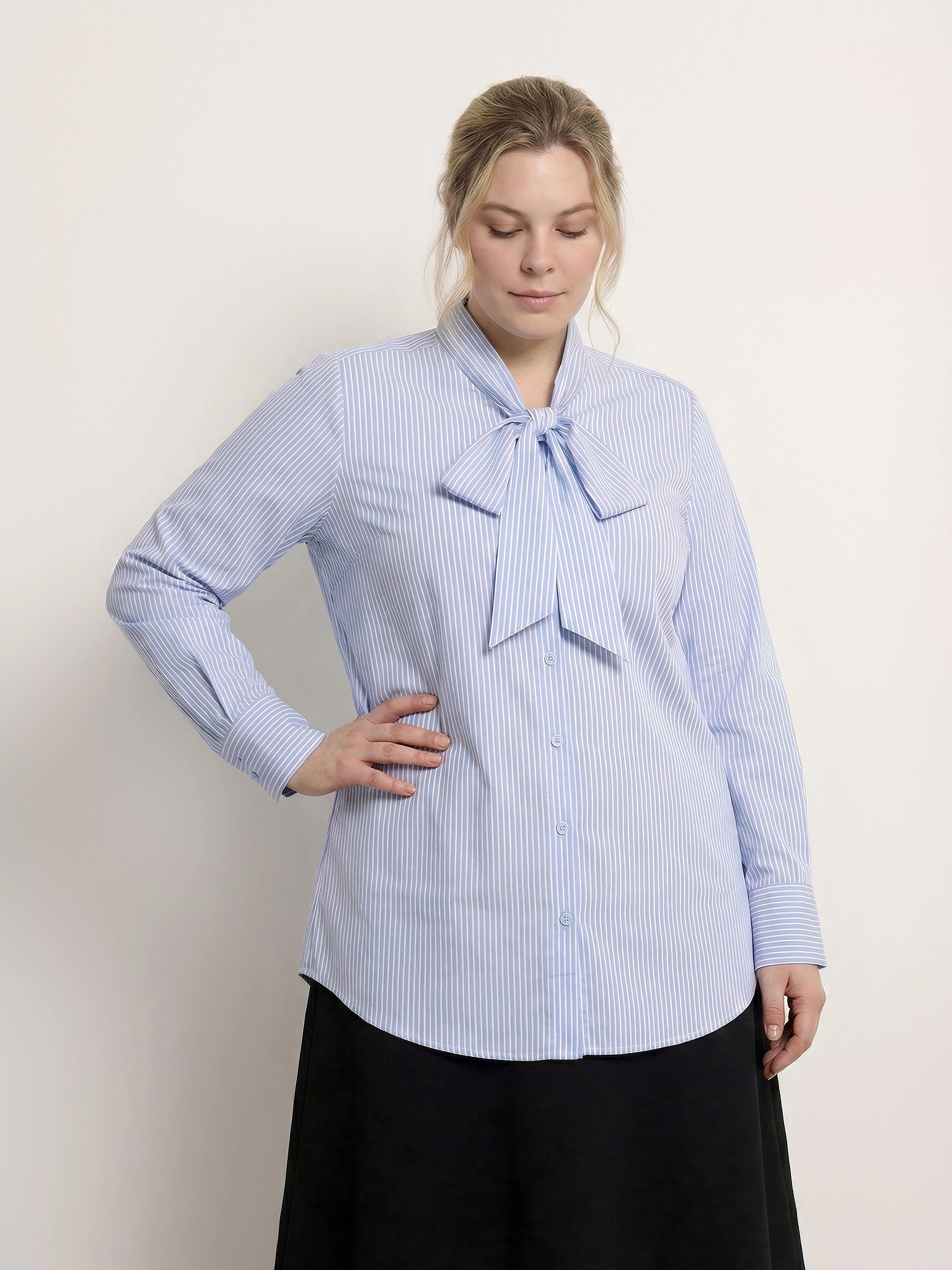 Блуза с бантом в полоску голубого цвета из вискозы